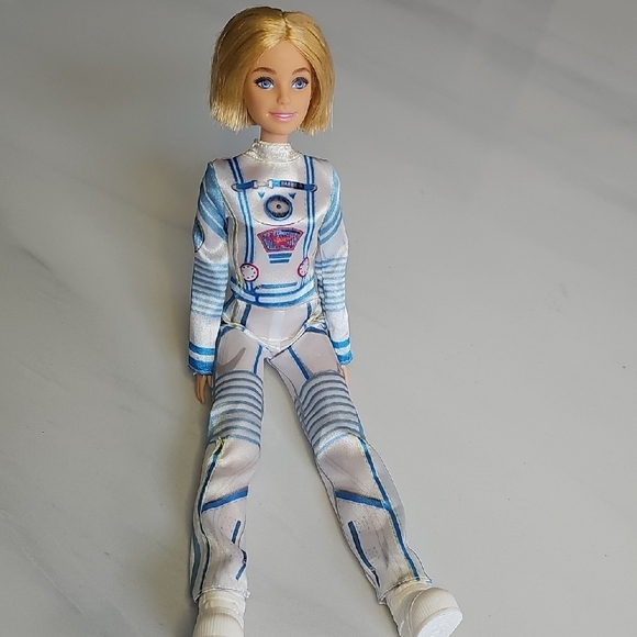 Barbie Astronaut Doll - Picture 5 of 9